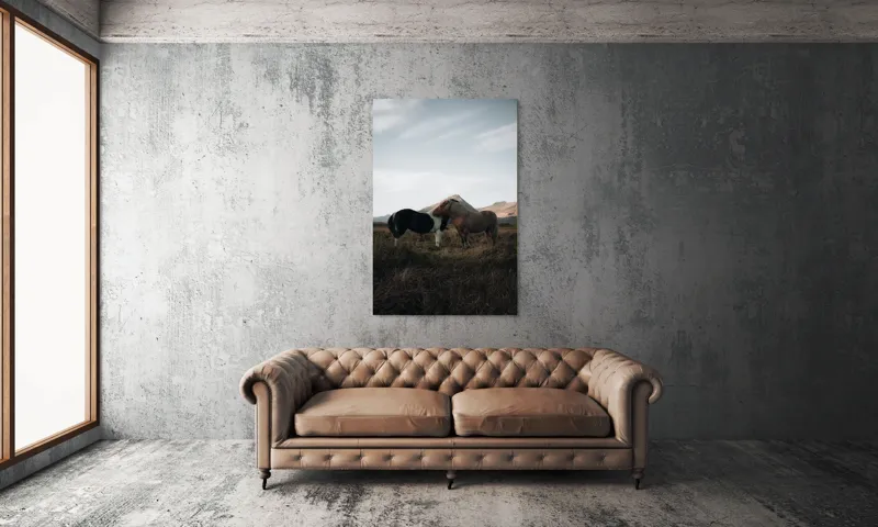 Tablou Canvas, "Îmbrățișarea cailor sub munte senin", Dragoste, Blândețe, Natură, Libertate, Frumusețe, Serenitate, Prietenie, Peisaj, Munți, Calde., 100 x 150 cm – poza 6