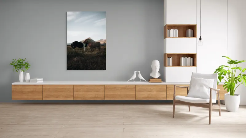 Tablou Canvas, "Îmbrățișarea cailor sub munte senin", Dragoste, Blândețe, Natură, Libertate, Frumusețe, Serenitate, Prietenie, Peisaj, Munți, Calde., 100 x 150 cm – poza 8