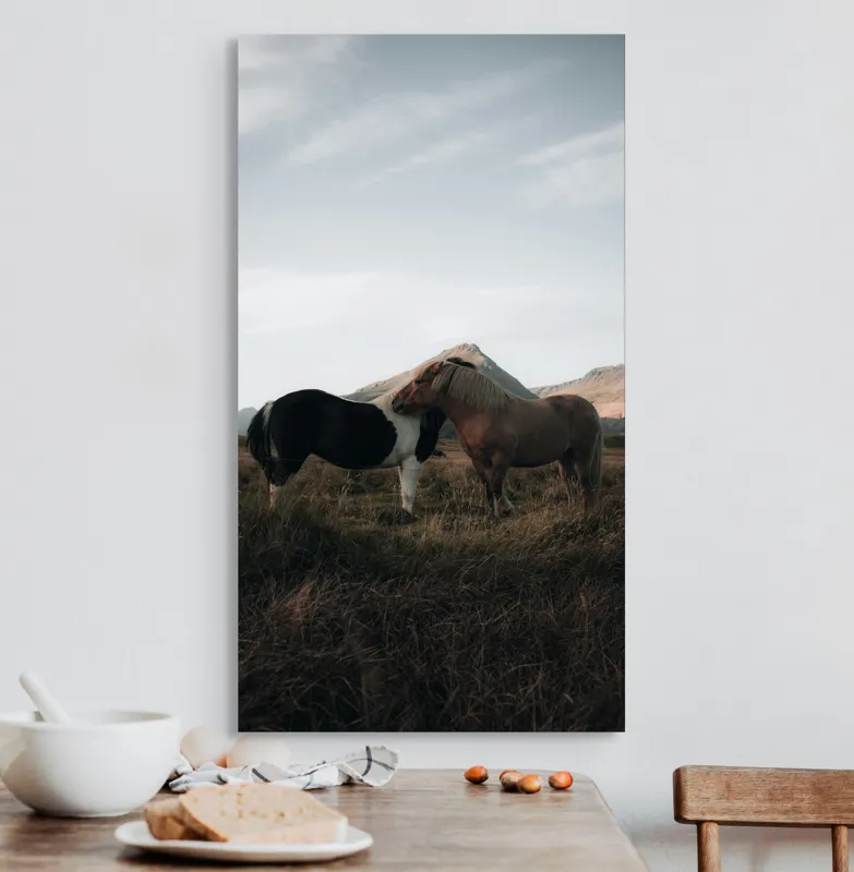 Tablou Canvas, "Îmbrățișarea cailor sub munte senin", Dragoste, Blândețe, Natură, Libertate, Frumusețe, Serenitate, Prietenie, Peisaj, Munți, Calde., 50 x 90 cm – poza 3