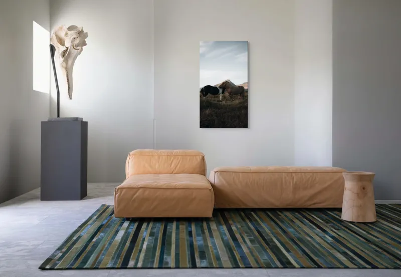 Tablou Canvas, "Îmbrățișarea cailor sub munte senin", Dragoste, Blândețe, Natură, Libertate, Frumusețe, Serenitate, Prietenie, Peisaj, Munți, Calde., 50 x 90 cm – poza 5