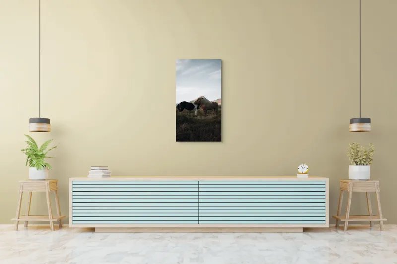 Tablou Canvas, "Îmbrățișarea cailor sub munte senin", Dragoste, Blândețe, Natură, Libertate, Frumusețe, Serenitate, Prietenie, Peisaj, Munți, Calde., 50 x 90 cm – poza 6