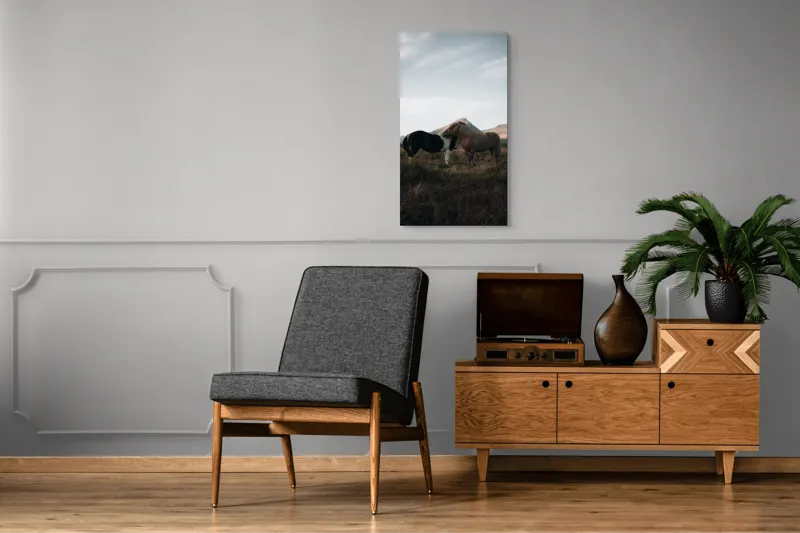 Tablou Canvas, "Îmbrățișarea cailor sub munte senin", Dragoste, Blândețe, Natură, Libertate, Frumusețe, Serenitate, Prietenie, Peisaj, Munți, Calde., 50 x 90 cm – poza 8
