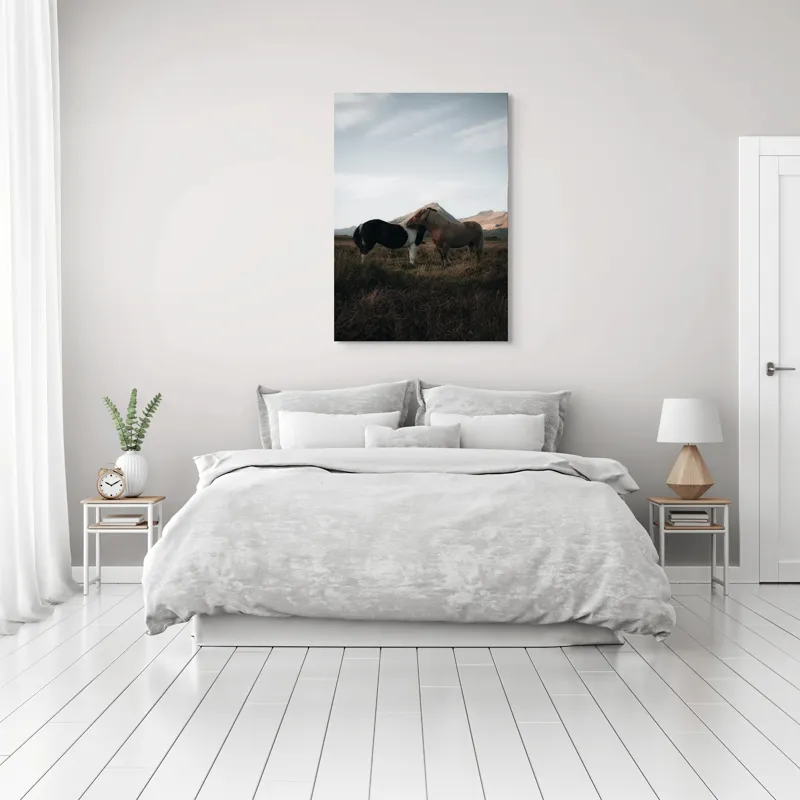 Tablou Canvas, "Îmbrățișarea cailor sub munte senin", Dragoste, Blândețe, Natură, Libertate, Frumusețe, Serenitate, Prietenie, Peisaj, Munți, Calde., 70 x 100 cm – poza 3