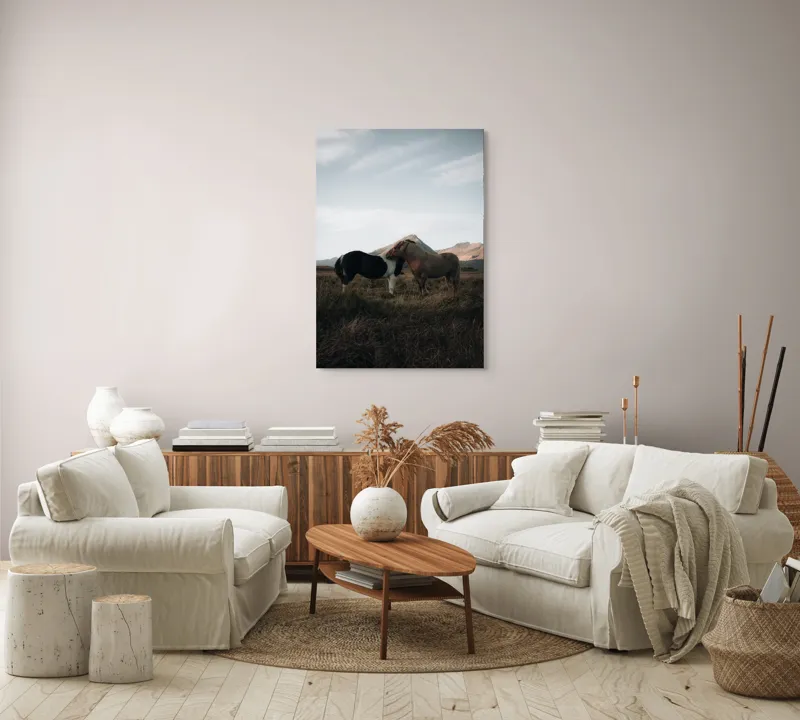 Tablou Canvas, "Îmbrățișarea cailor sub munte senin", Dragoste, Blândețe, Natură, Libertate, Frumusețe, Serenitate, Prietenie, Peisaj, Munți, Calde., 70 x 100 cm – poza 4