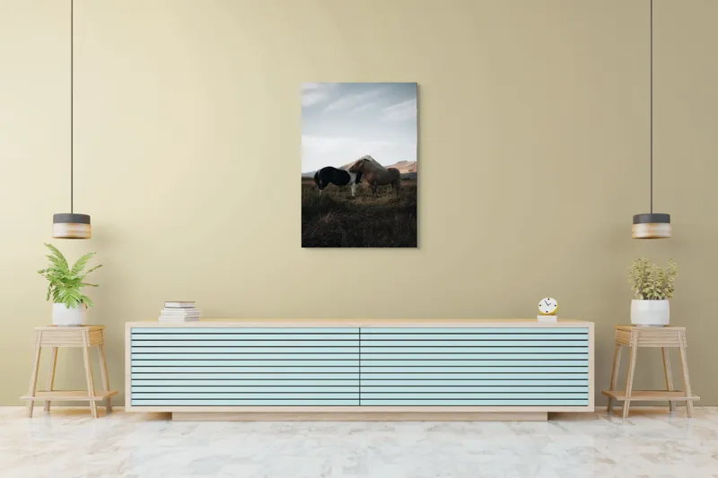 Tablou Canvas, "Îmbrățișarea cailor sub munte senin", Dragoste, Blândețe, Natură, Libertate, Frumusețe, Serenitate, Prietenie, Peisaj, Munți, Calde., 70 x 100 cm – poza 5