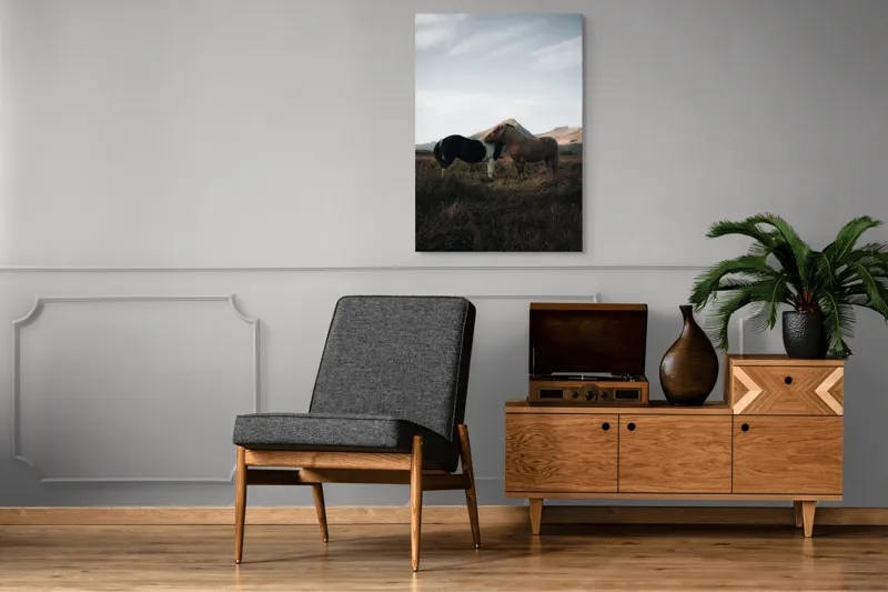 Tablou Canvas, "Îmbrățișarea cailor sub munte senin", Dragoste, Blândețe, Natură, Libertate, Frumusețe, Serenitate, Prietenie, Peisaj, Munți, Calde., 70 x 100 cm – poza 6
