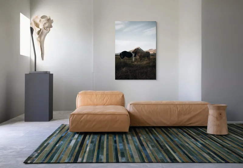 Tablou Canvas, "Îmbrățișarea cailor sub munte senin", Dragoste, Blândețe, Natură, Libertate, Frumusețe, Serenitate, Prietenie, Peisaj, Munți, Calde., 70 x 100 cm – poza 7