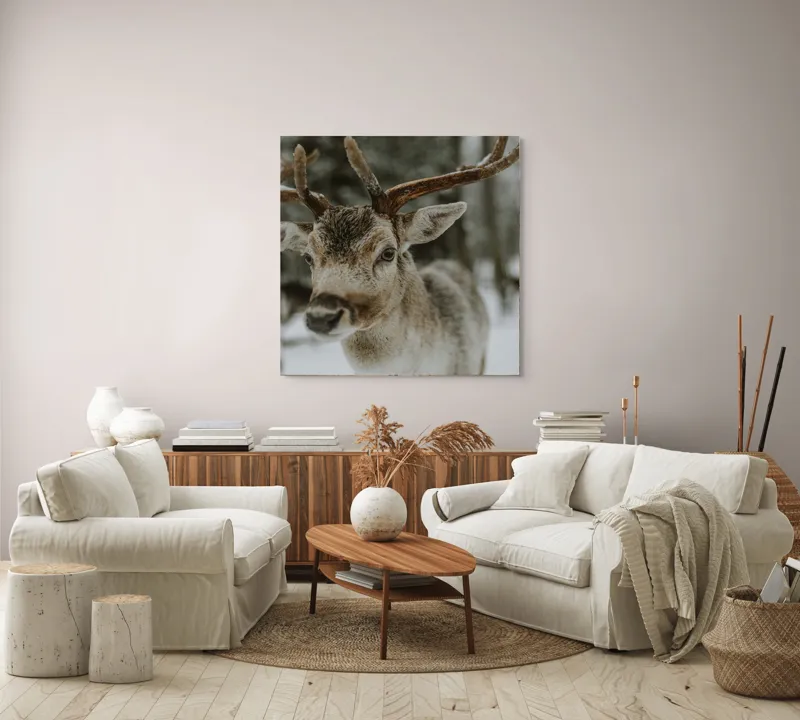 Tablou Canvas, "Cerb în peisajul de iarnă", Ren, Antler, Zapadă, Pădure, Ochi Curiosi, Blană Maronie, Frig, Natură, Serenitate., 100 x 100 cm – poza 3