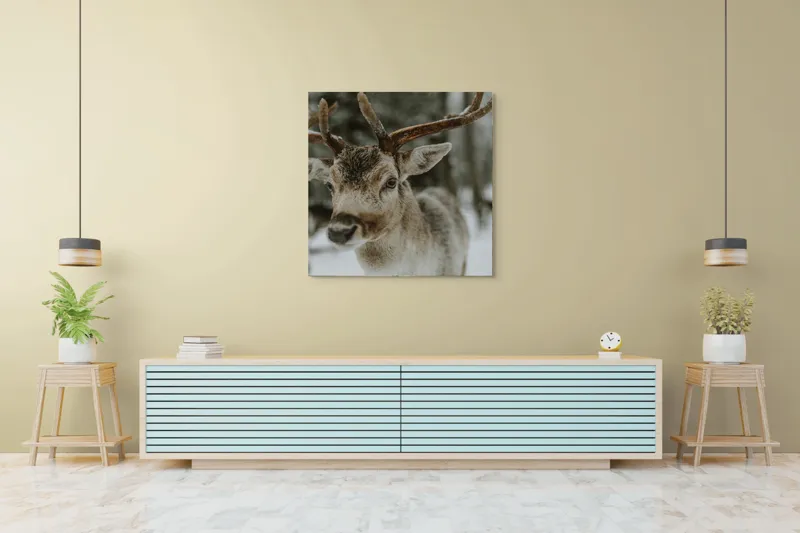 Tablou Canvas, "Cerb în peisajul de iarnă", Ren, Antler, Zapadă, Pădure, Ochi Curiosi, Blană Maronie, Frig, Natură, Serenitate., 100 x 100 cm – poza 5
