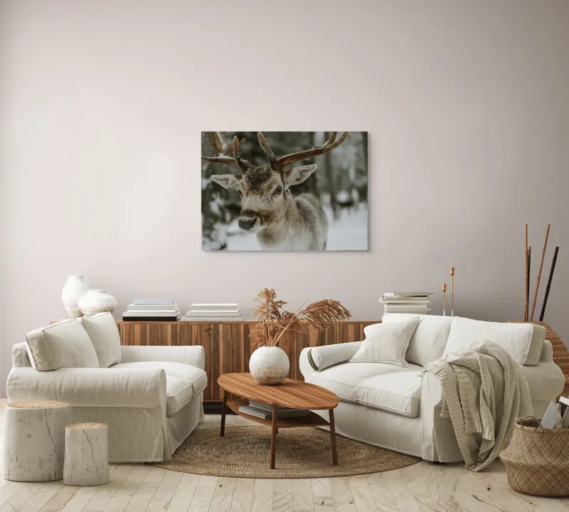 Tablou Canvas, "Cerb în peisajul de iarnă", Ren, Antler, Zapadă, Pădure, Ochi Curiosi, Blană Maronie, Frig, Natură, Serenitate., 100 x 70 cm – poza 3
