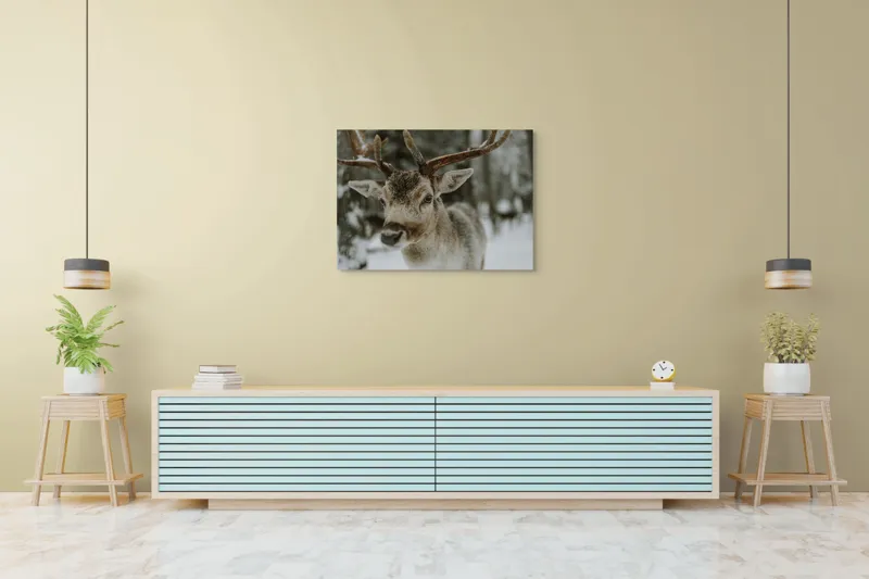 Tablou Canvas, "Cerb în peisajul de iarnă", Ren, Antler, Zapadă, Pădure, Ochi Curiosi, Blană Maronie, Frig, Natură, Serenitate., 100 x 70 cm – poza 4