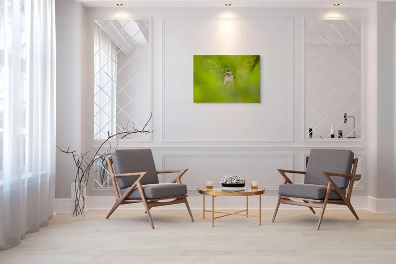 Tablou Canvas, "Bufnița ascunsă printre frunze verzi", Bufniță, Frunziș, Verde, Natură, Pene, Copac, Privire, Lumea Sălbatică, Ascunzătoare, Misterios, 100 x 70 cm – poza 5