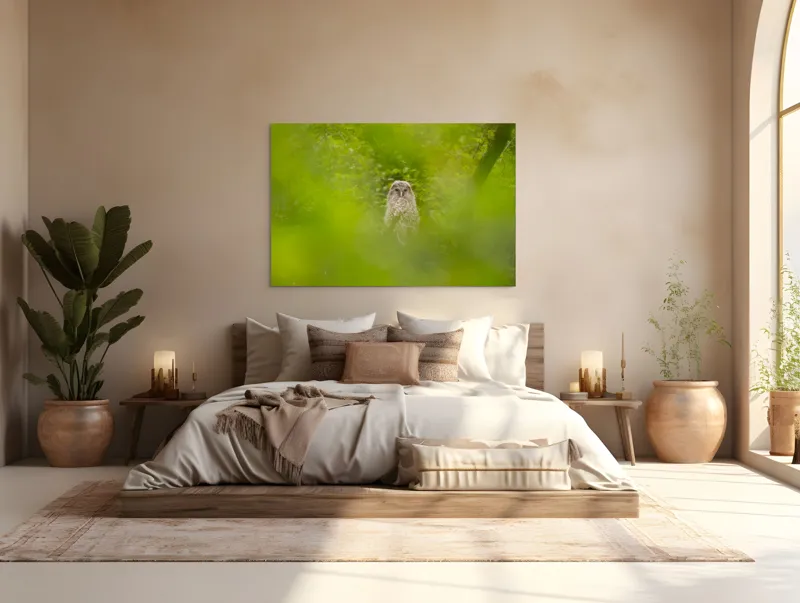 Tablou Canvas, "Bufnița ascunsă printre frunze verzi", Bufniță, Frunziș, Verde, Natură, Pene, Copac, Privire, Lumea Sălbatică, Ascunzătoare, Misterios, 150 x 100 cm – poza 4