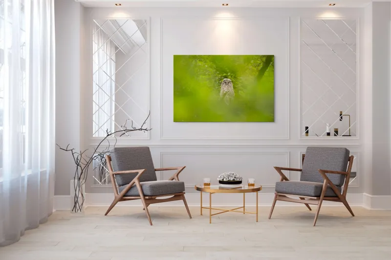 Tablou Canvas, "Bufnița ascunsă printre frunze verzi", Bufniță, Frunziș, Verde, Natură, Pene, Copac, Privire, Lumea Sălbatică, Ascunzătoare, Misterios, 150 x 100 cm – poza 7