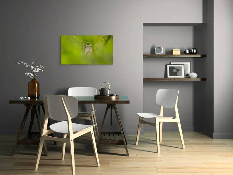 Tablou Canvas, "Bufnița ascunsă printre frunze verzi", Bufniță, Frunziș, Verde, Natură, Pene, Copac, Privire, Lumea Sălbatică, Ascunzătoare, Misterios, 90 x 50 cm – poza 3
