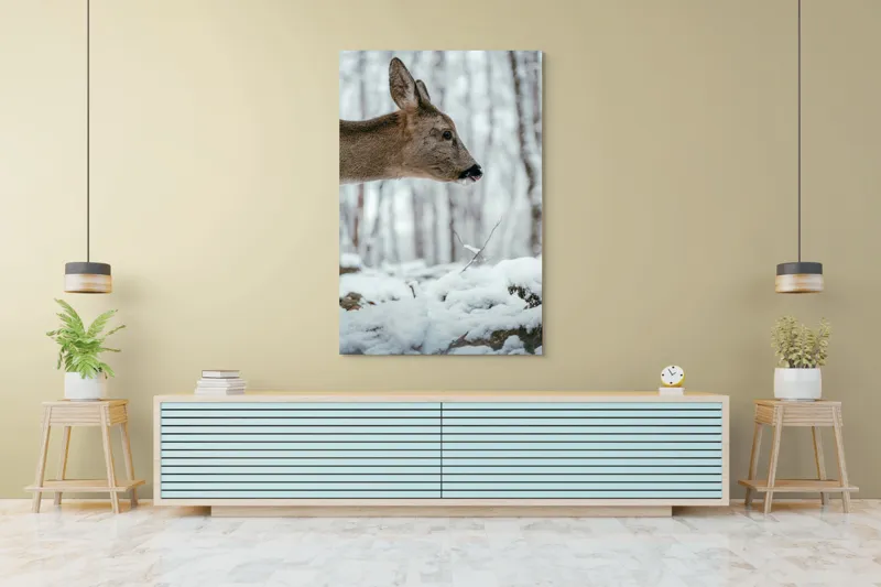 Tablou Canvas, "Căprioara în pădurea înzăpezită", Cerb, Zăpadă, Pădure, Iarnă, Natură, Tranquilitate, Blană, Peisaj, Ramuri, Frig, 100 x 150 cm – poza 4