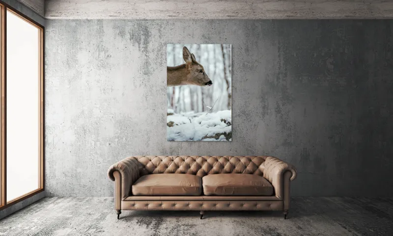 Tablou Canvas, "Căprioara în pădurea înzăpezită", Cerb, Zăpadă, Pădure, Iarnă, Natură, Tranquilitate, Blană, Peisaj, Ramuri, Frig, 100 x 150 cm – poza 6