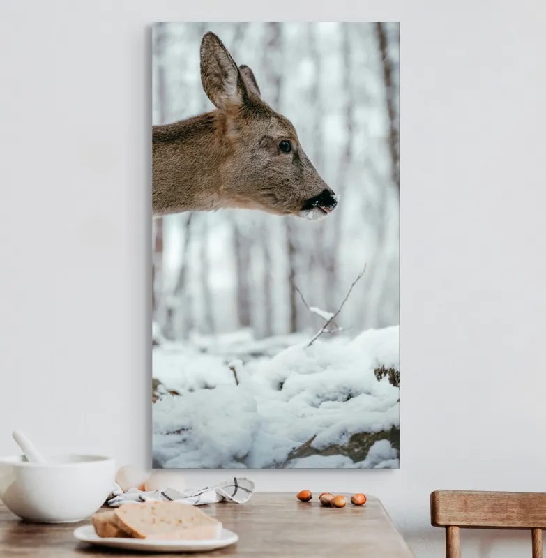 Tablou Canvas, "Căprioara în pădurea înzăpezită", Cerb, Zăpadă, Pădure, Iarnă, Natură, Tranquilitate, Blană, Peisaj, Ramuri, Frig, 50 x 90 cm – poza 3