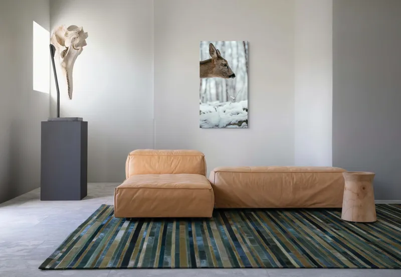 Tablou Canvas, "Căprioara în pădurea înzăpezită", Cerb, Zăpadă, Pădure, Iarnă, Natură, Tranquilitate, Blană, Peisaj, Ramuri, Frig, 50 x 90 cm – poza 5