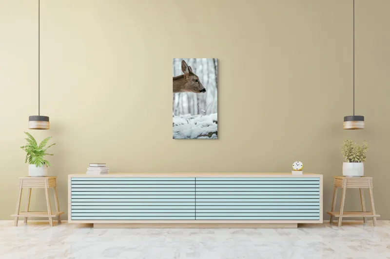 Tablou Canvas, "Căprioara în pădurea înzăpezită", Cerb, Zăpadă, Pădure, Iarnă, Natură, Tranquilitate, Blană, Peisaj, Ramuri, Frig, 50 x 90 cm – poza 6