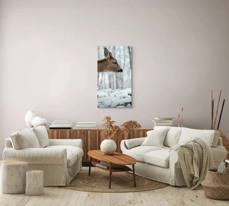 Tablou Canvas, "Căprioara în pădurea înzăpezită", Cerb, Zăpadă, Pădure, Iarnă, Natură, Tranquilitate, Blană, Peisaj, Ramuri, Frig, 50 x 90 cm – poza 7