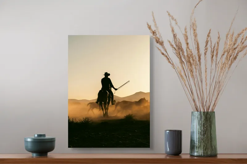 Tablou Canvas, "Cowboy în lumina apusului deșertic", Calaret, Silueta, Apus, Praf, Cal, Peisaj, Western, Cer, Umbra, Aventura, 39 x 54 cm – poza 3