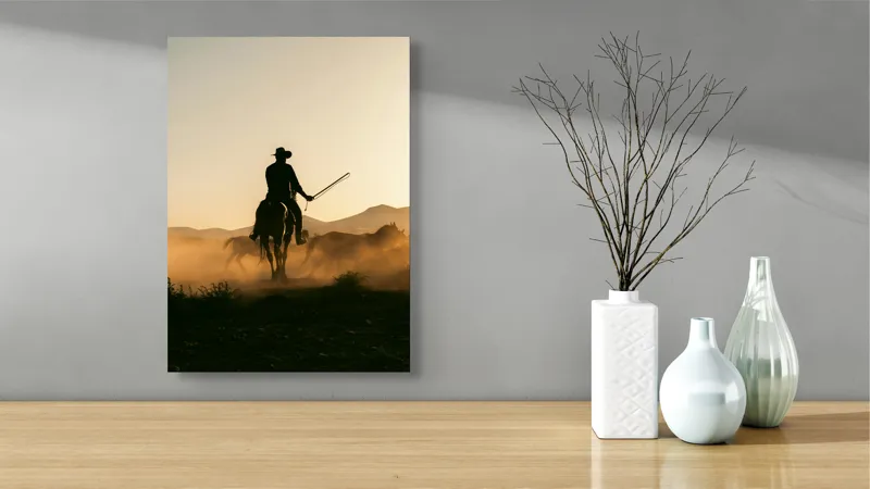 Tablou Canvas, "Cowboy în lumina apusului deșertic", Calaret, Silueta, Apus, Praf, Cal, Peisaj, Western, Cer, Umbra, Aventura, 39 x 54 cm – poza 4