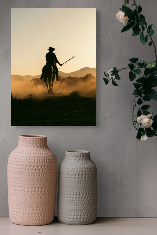 Tablou Canvas, "Cowboy în lumina apusului deșertic", Calaret, Silueta, Apus, Praf, Cal, Peisaj, Western, Cer, Umbra, Aventura, 39 x 54 cm – poza 6
