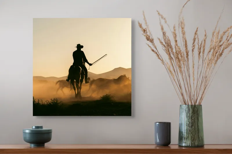 Tablou Canvas, "Cowboy în lumina apusului deșertic", Calaret, Silueta, Apus, Praf, Cal, Peisaj, Western, Cer, Umbra, Aventura, 50 x 50 cm – poza 4