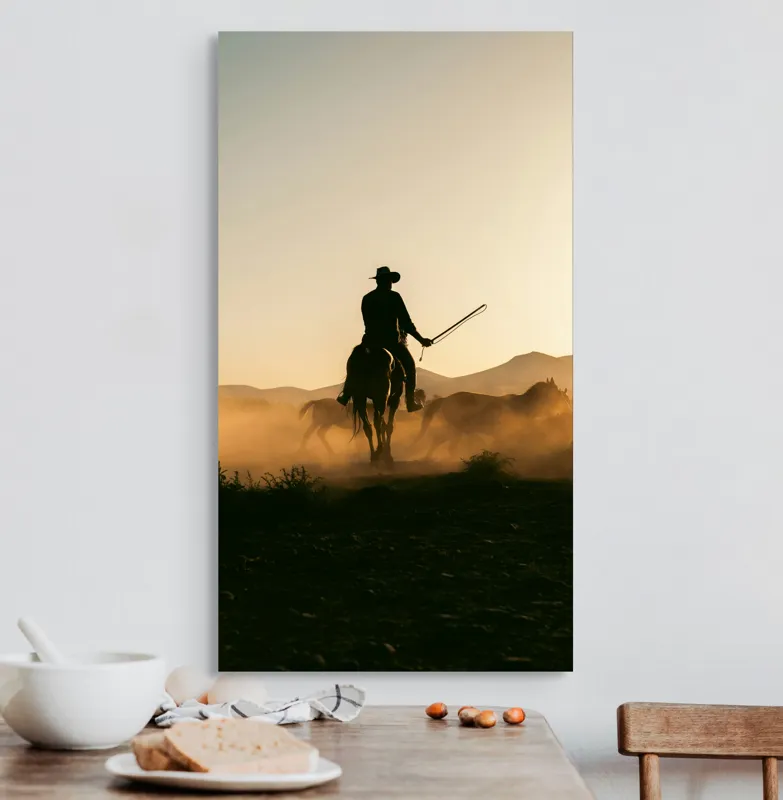 Tablou Canvas, "Cowboy în lumina apusului deșertic", Calaret, Silueta, Apus, Praf, Cal, Peisaj, Western, Cer, Umbra, Aventura, 50 x 90 cm – poza 3