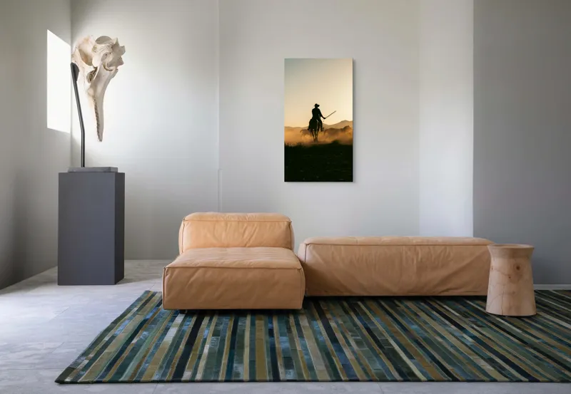 Tablou Canvas, "Cowboy în lumina apusului deșertic", Calaret, Silueta, Apus, Praf, Cal, Peisaj, Western, Cer, Umbra, Aventura, 50 x 90 cm – poza 5