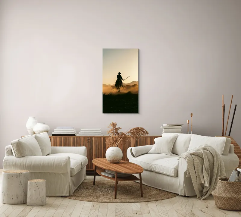 Tablou Canvas, "Cowboy în lumina apusului deșertic", Calaret, Silueta, Apus, Praf, Cal, Peisaj, Western, Cer, Umbra, Aventura, 50 x 90 cm – poza 7