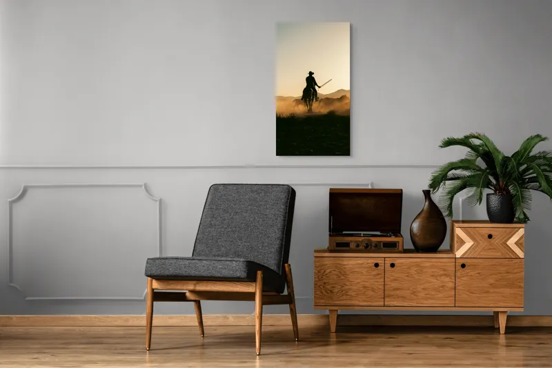 Tablou Canvas, "Cowboy în lumina apusului deșertic", Calaret, Silueta, Apus, Praf, Cal, Peisaj, Western, Cer, Umbra, Aventura, 50 x 90 cm – poza 8
