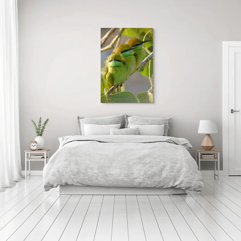 Tablou Canvas, "Culorile verzi ale naturii vii", Trio, Verde, Pene, Creangă, Priviri, Frunze, Pasăre, Natură, Armonie, Delicatețe, 70 x 100 cm – poza 3