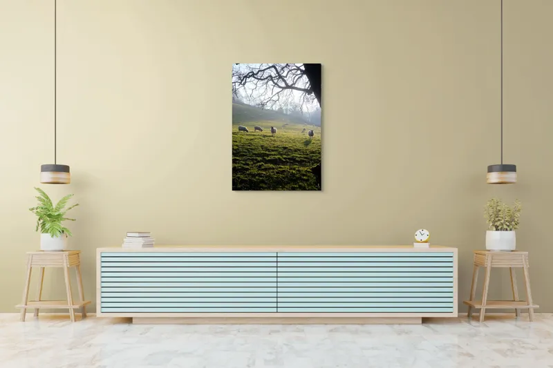 Tablou Canvas, "Oile pasc în lumina dimineții", Copaci, Oi, Pajiște, Răsărit, Siluetă, Natural, Deal, Peisaj, Liniște, Verdeață, 70 x 100 cm – poza 5