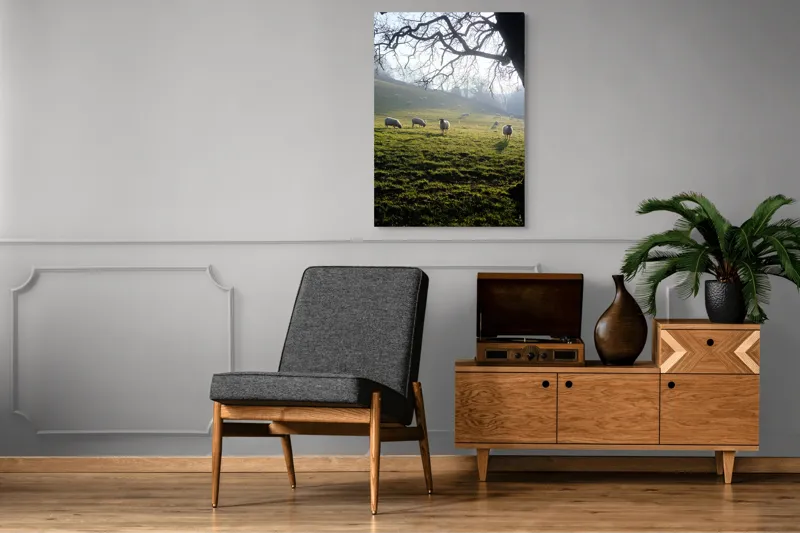 Tablou Canvas, "Oile pasc în lumina dimineții", Copaci, Oi, Pajiște, Răsărit, Siluetă, Natural, Deal, Peisaj, Liniște, Verdeață, 70 x 100 cm – poza 6