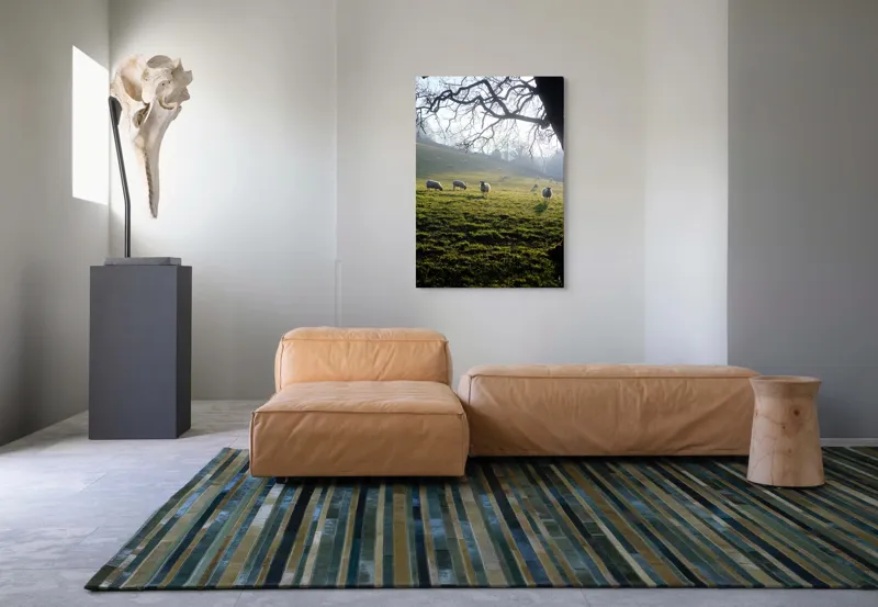 Tablou Canvas, "Oile pasc în lumina dimineții", Copaci, Oi, Pajiște, Răsărit, Siluetă, Natural, Deal, Peisaj, Liniște, Verdeață, 70 x 100 cm – poza 7