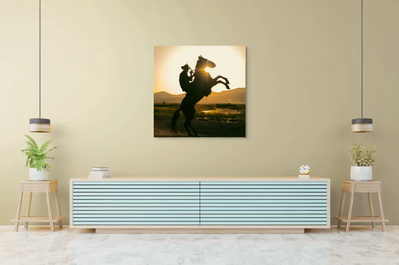 Tablou Canvas, "Călărețul și soarele în amurg", Umbră, Călăreț, Cal, Apus, Siluetă, Munți, Natură, Peisaj, Energie, Aventură, 100 x 100 cm – poza 5