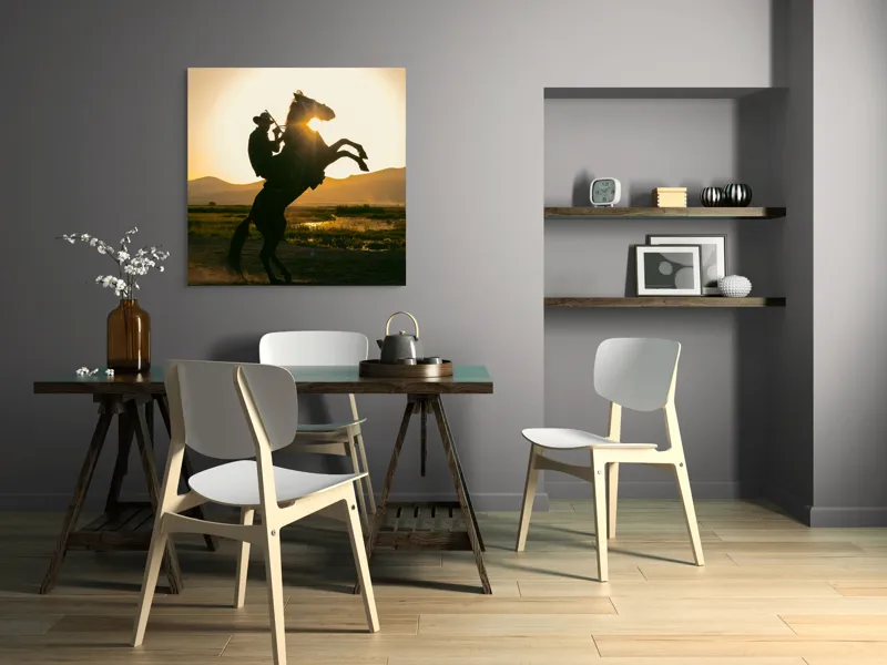 Tablou Canvas, "Călărețul și soarele în amurg", Umbră, Călăreț, Cal, Apus, Siluetă, Munți, Natură, Peisaj, Energie, Aventură, 100 x 100 cm – poza 6