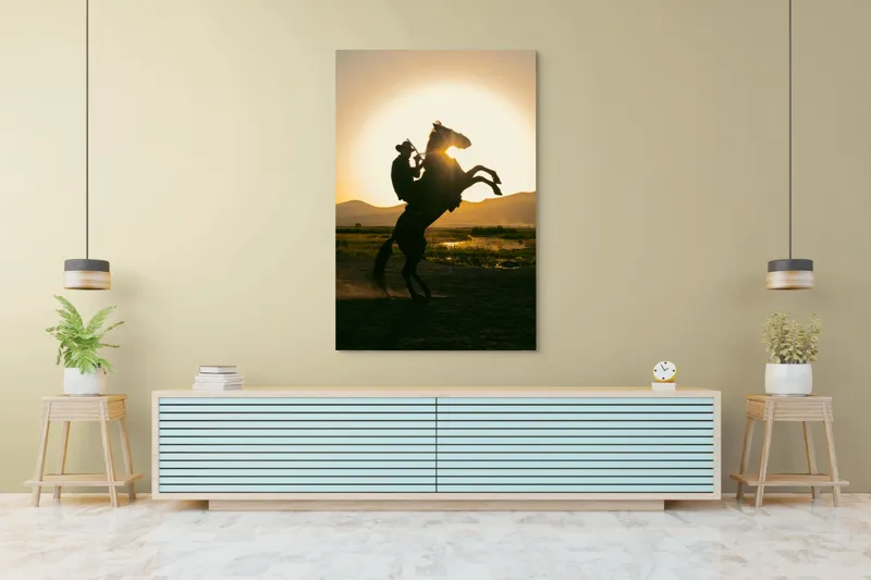 Tablou Canvas, "Călărețul și soarele în amurg", Umbră, Călăreț, Cal, Apus, Siluetă, Munți, Natură, Peisaj, Energie, Aventură, 100 x 150 cm – poza 4