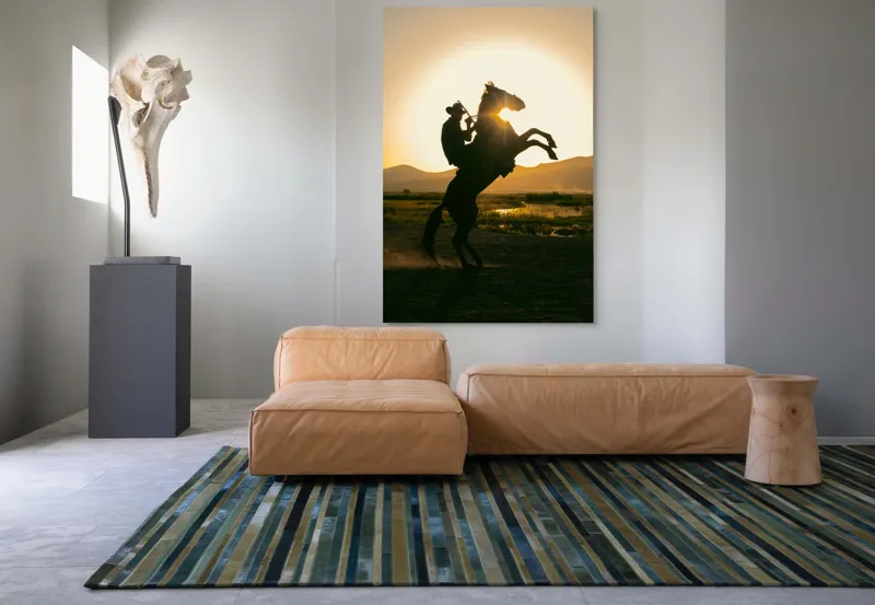Tablou Canvas, "Călărețul și soarele în amurg", Umbră, Călăreț, Cal, Apus, Siluetă, Munți, Natură, Peisaj, Energie, Aventură, 100 x 150 cm – poza 7