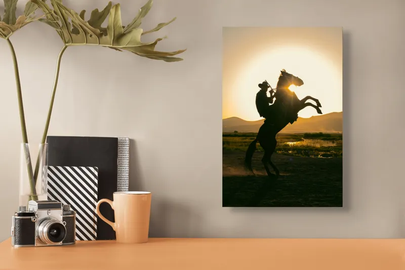 Tablou Canvas, "Călărețul și soarele în amurg", Umbră, Călăreț, Cal, Apus, Siluetă, Munți, Natură, Peisaj, Energie, Aventură, 26 x 39 cm – poza 3