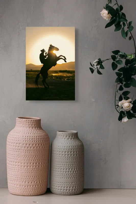 Tablou Canvas, "Călărețul și soarele în amurg", Umbră, Călăreț, Cal, Apus, Siluetă, Munți, Natură, Peisaj, Energie, Aventură, 26 x 39 cm – poza 6