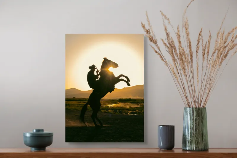 Tablou Canvas, "Călărețul și soarele în amurg", Umbră, Călăreț, Cal, Apus, Siluetă, Munți, Natură, Peisaj, Energie, Aventură, 39 x 54 cm – poza 3