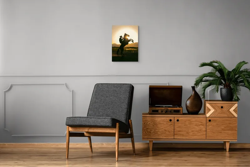 Tablou Canvas, "Călărețul și soarele în amurg", Umbră, Călăreț, Cal, Apus, Siluetă, Munți, Natură, Peisaj, Energie, Aventură, 39 x 54 cm – poza 8