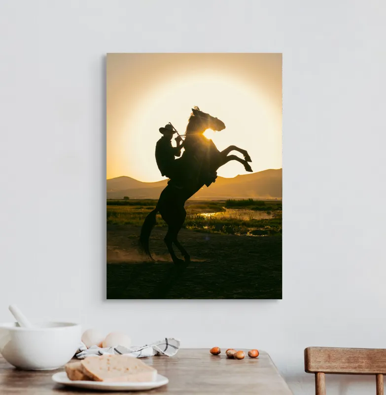 Tablou Canvas, "Călărețul și soarele în amurg", Umbră, Călăreț, Cal, Apus, Siluetă, Munți, Natură, Peisaj, Energie, Aventură, 50 x 70 cm – poza 3