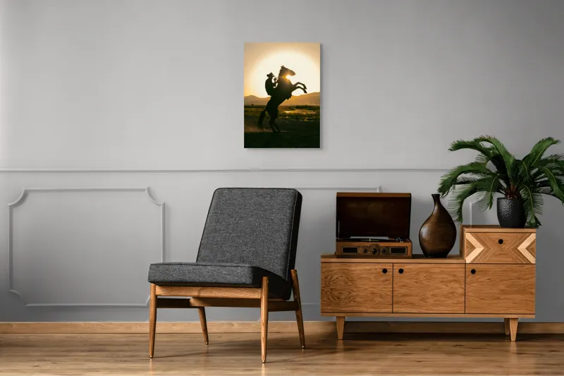 Tablou Canvas, "Călărețul și soarele în amurg", Umbră, Călăreț, Cal, Apus, Siluetă, Munți, Natură, Peisaj, Energie, Aventură, 50 x 70 cm – poza 8