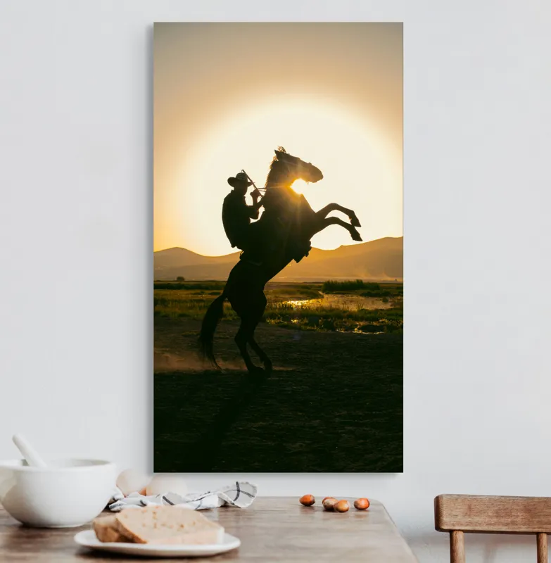 Tablou Canvas, "Călărețul și soarele în amurg", Umbră, Călăreț, Cal, Apus, Siluetă, Munți, Natură, Peisaj, Energie, Aventură, 50 x 90 cm – poza 3