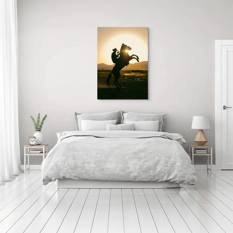 Tablou Canvas, "Călărețul și soarele în amurg", Umbră, Călăreț, Cal, Apus, Siluetă, Munți, Natură, Peisaj, Energie, Aventură, 70 x 100 cm – poza 3