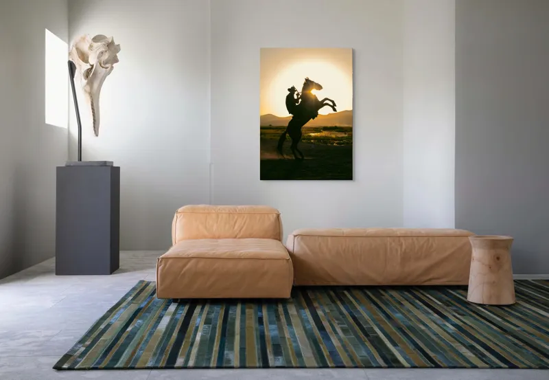 Tablou Canvas, "Călărețul și soarele în amurg", Umbră, Călăreț, Cal, Apus, Siluetă, Munți, Natură, Peisaj, Energie, Aventură, 70 x 100 cm – poza 7